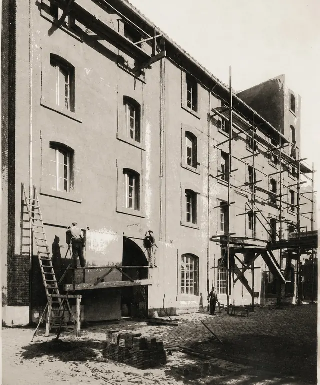 Le bâtiment historique de la Calade Saint-Louis, façade sous échafaudages, photographie d’archive
